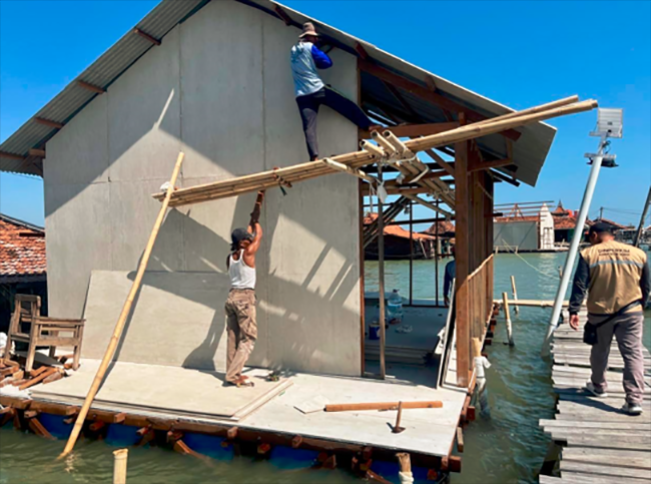 Pembangunan rumah apung tahap pertama bagi warga terdampak rob di Sayung Demak/Foto: Diskominfo Jateng